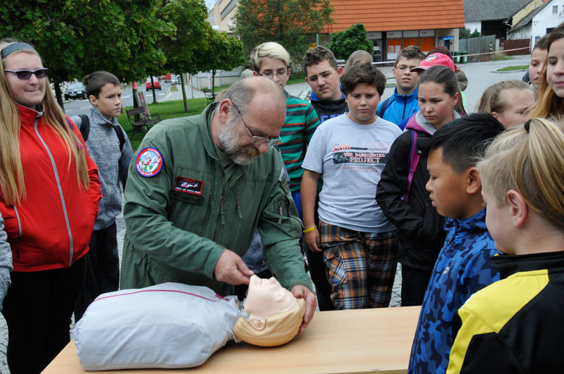 Michal Mareček z plzeňského Centra letecké záchranné služby a urgentní medicíny AČR demonstruje základy první pomoci