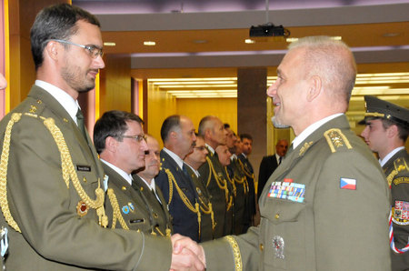 Generál Jiří Baloun předal medaile vojákům, kteří působili v NATO a Evropské unii