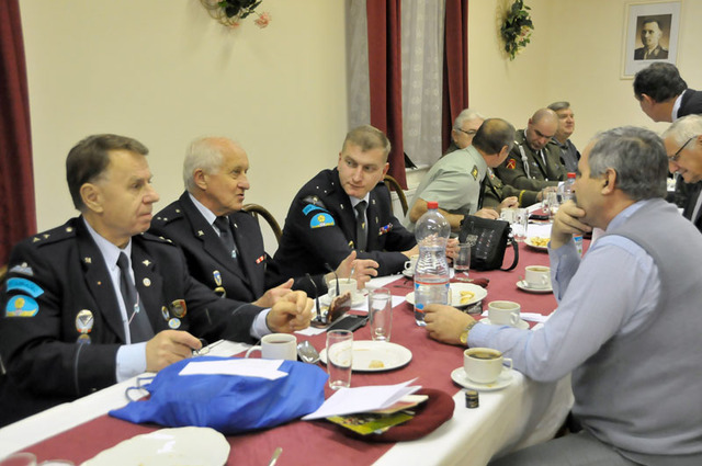 Účastníci výroční schůze Klubu výsadkových veteránů v Jindřichově Hradci před zahájením jednání (3)