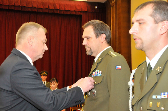 Právě velitel plukovník Pavel Veselý převzal z rukou ministra obrany Vlastimila Picka jako první Záslužný kříž ministra obrany za velmi úspěšné splnění mise