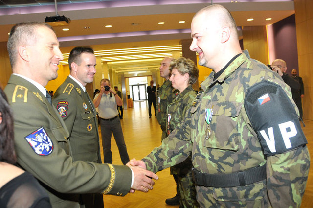 Příslušníku Vojenské policie blahopřeje k vyznamenání náčelník Vojenské policie brigádní generál Pavel Kříž