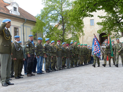 Nad Českým Krumlovem zavlál modrý prapor Mírových sil OSN
