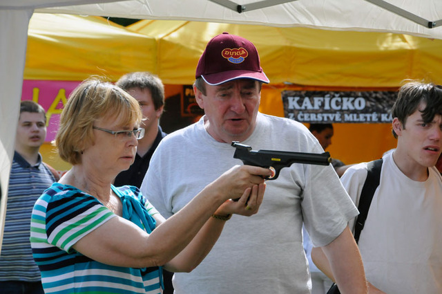 Střelba na pistolovém trenažéru nebyla doménou jen dětí