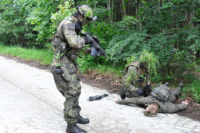 Také druhého z protivníků je třeba důkladně prohledat