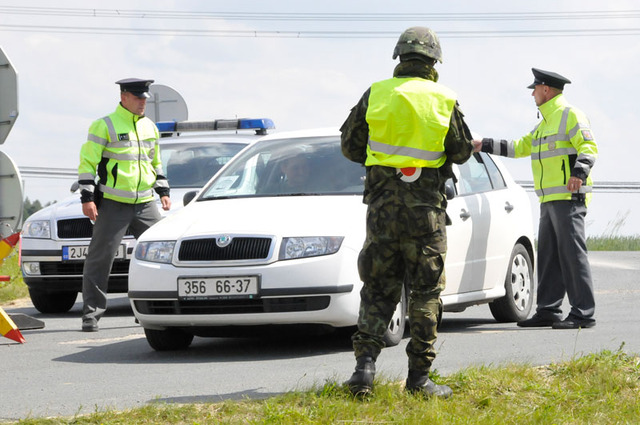 Zadržení osob, které neuposlechly výzev vojáků příslušníky Policie ČR těsně před kontrolním místem před elektrárnou