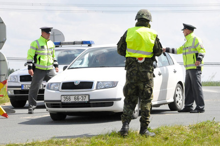 Zadržení osob, které neuposlechly výzev vojáků příslušníky Policie ČR těsně před kontrolním místem před elektrárnou