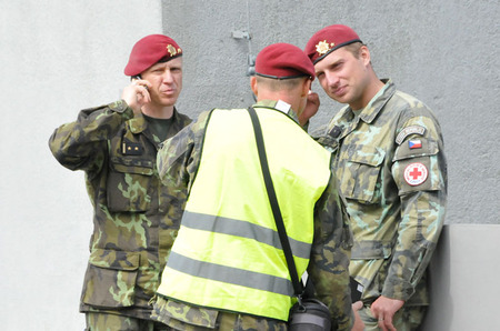 Klání svých svěřenců přišel podpořit i velitel chrudimského praporu podplukovník Róbert Dziak (vlevo)