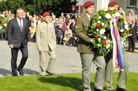 Za ministra obrany položili smuteční věnec náměstek ministra obrany Bohuslav Dvořák a náčelník GŠ AČR armádní generál Petr Pavel