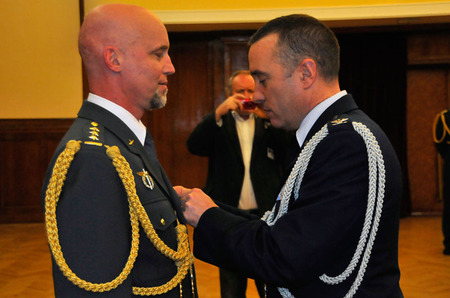 Plukovník Patrick Sullivan z americké ambasády v Praze předává vyznamenání udělené náčelníkem Generálního štábu armády USA zástupci velitele 21. základny taktického letectva v Čáslavi plukovníkovi gšt. Ondřeji Rejmanovi