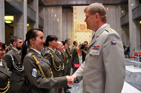 Armádní generál Josef Bečvář blahopřeje k udělenému ocenění jedné z příslušnic Velitelství 12. úkolového uskupení AČR operace Resolute Support 