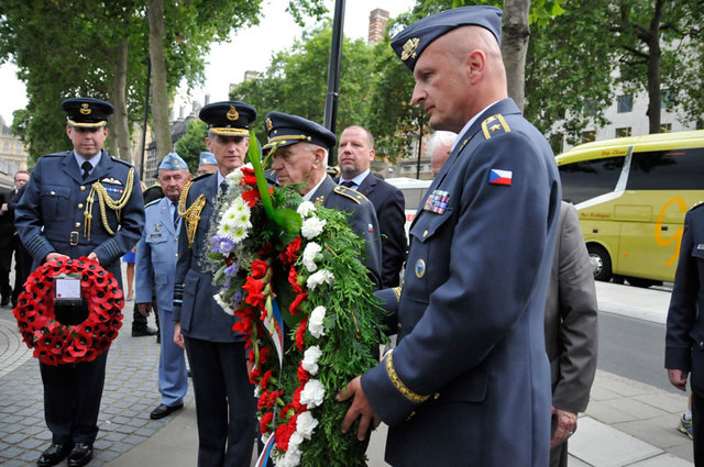 Česká delegace položila smuteční věnec u památníku letců RAF v centru Londýna