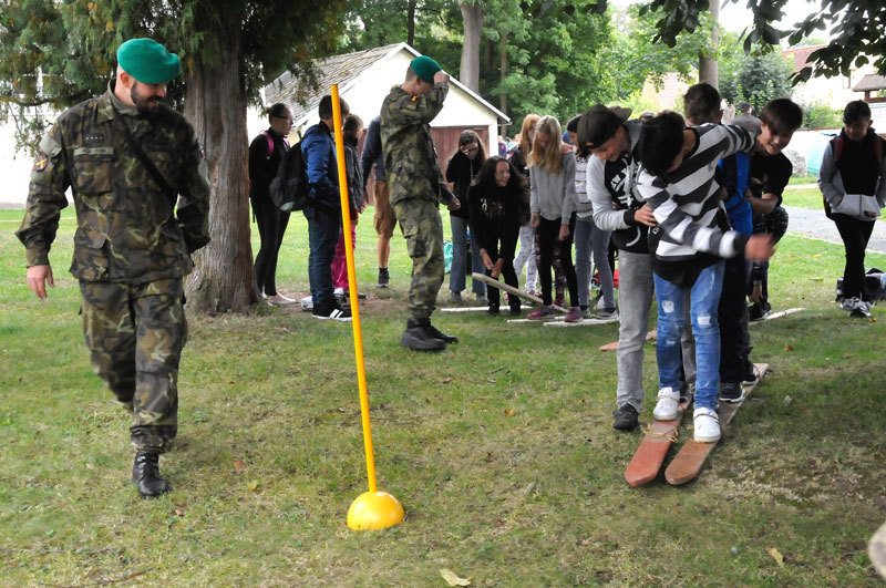 Zkoordinovat pohyb v týmu na provizorních lyžích nebylo jednoduchou záležitostí a v boji s časem mnohdy soutěžící popadali na zem