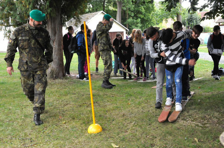 Zkoordinovat pohyb v týmu na provizorních lyžích nebylo jednoduchou záležitostí a v boji s časem mnohdy soutěžící popadali na zem
