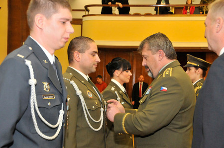 Generálmajor Aleš Opata předal vybraným vojákům Čestné odznaky AČR jako poděkování za příkladné plnění úkolů a reprezentaci AČR v afghánské misi