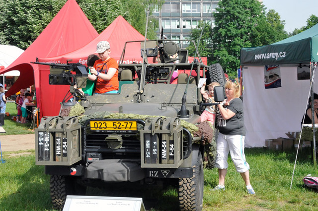Vozidlo Kajman chrudimských výsadkářů bylo v neustáleém obležení návštěvníků