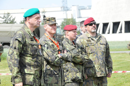 Část hostů zastupujících AČR - zcela vpravo generál Aleš Opata