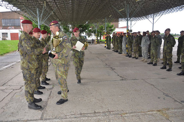 Ocenění za 1. místo v soutěži předával zástupce náčelníka GŠ AČR generálmajor Aleš Opata