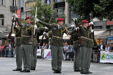Václavským náměstím zněly salvy z přehlídkových pušek