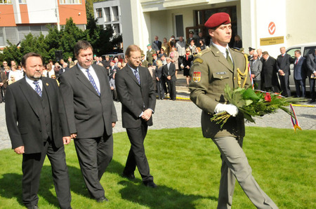 Svému čestnému předsedovi vzdali hold položením smuteční kytice také představitelé Československé obce legionářské