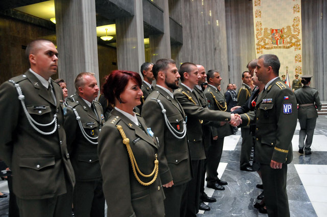 Ocenění pro příslušníky Velitelství 12. úkolového uskupení AČR v operaci Resolute Support předávali spolu s náčelníkem GŠ AČR armádním generálem Josefem Bečvářem poslankyně Jana Černochová a náčelník Vojenské policie brigádní generál Pavel Kříž