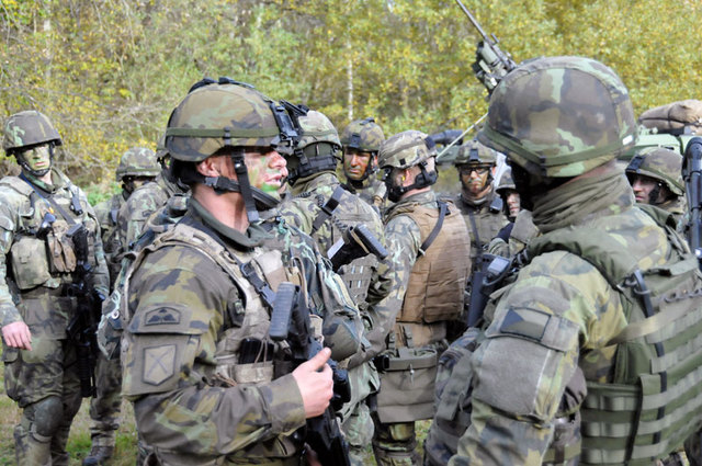 Velitel čety poručík Pavel Hrubý udílí poslední pokyny svým podřízeným před nasednutím do vozidel