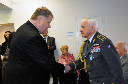 Pamětní medaili jako výraz poděkování převzal od náměstka Antonína Rady také brigádní generál v.v. Emil Boček