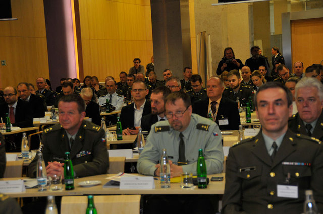 Účastníci odborné konference v kongresovém sále Domu armády Praha