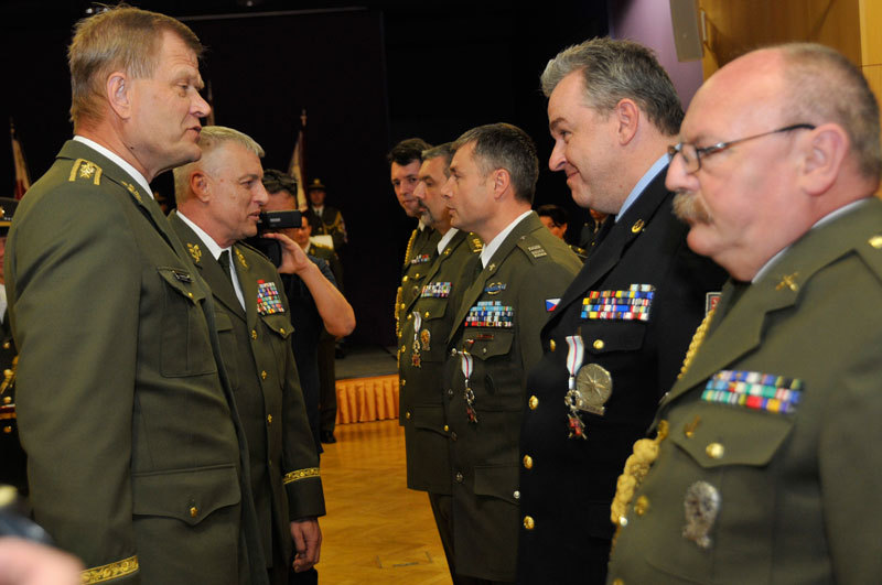 Za mimořádné zásluhy o AČR převzal ocenění příslušník Policie ČR plukovník František Habada