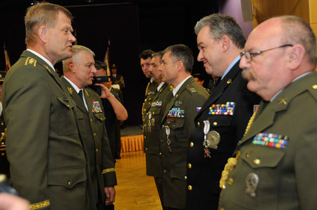 Za mimořádné zásluhy o AČR převzal ocenění příslušník Policie ČR plukovník František Habada