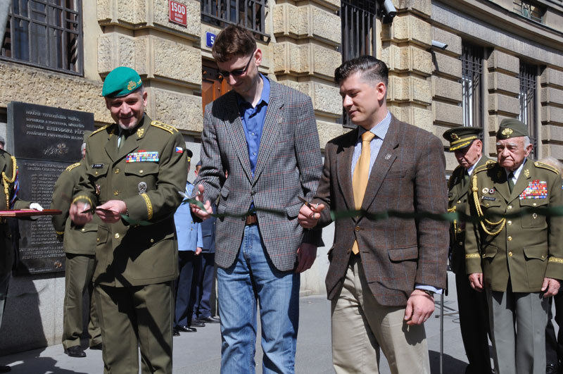 Ten také spolu s autory výstavy symbolickým přestřižením pásky otevřel výstavu pro širokou veřejnost