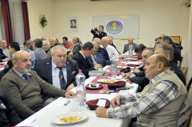 Účastníci výroční schůze Klubu výsadkových veteránů v Jindřichově Hradci před zahájením jednání (2)