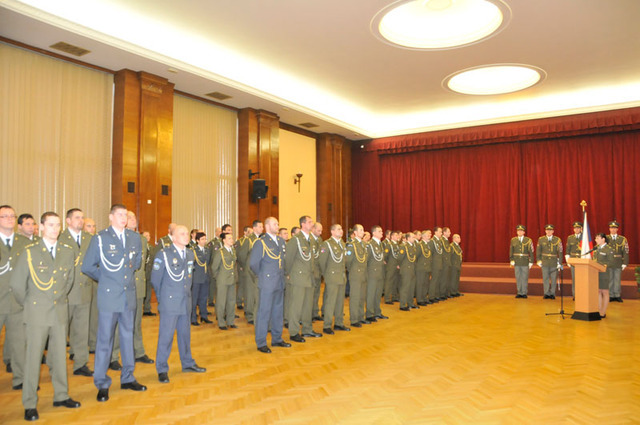 Předání medailí se uskutečnilo v hlavním sále MO ČR