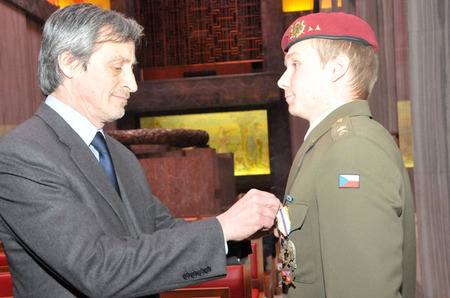 Vojáci 2. jednotky převzali ocenění za práci v africké misi EU 