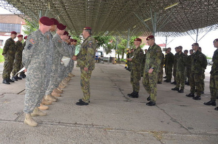 Také zahraniční účastníci - vojáci US Army převzali pamětní plakety
