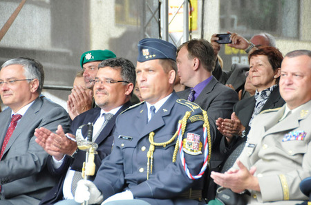 Vystoupení jednotek zhlédl také náměstek ministra obrany ČR Tomáš Kuchta (druhý zleva)