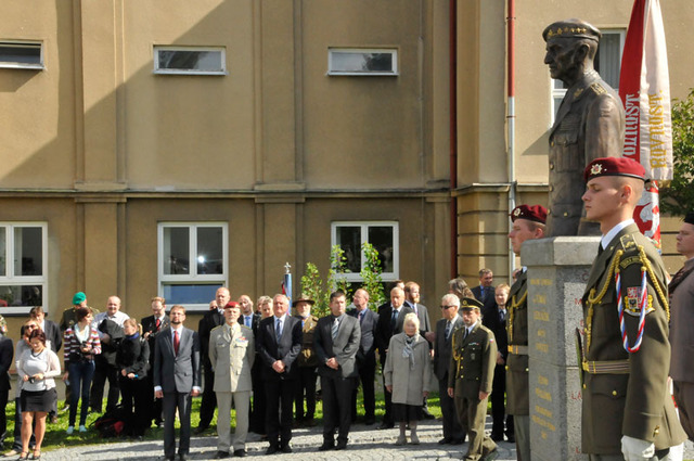 Z pietního ceremoniálu u příležitosti odhalení pomníku armádnímu generálu Tomáši Sedláčkovi, jehož životním motem bylo "Vydržet!" To je ostatně také napsáno na samotném podstavci. Navíc je v útrobách podstavce ukryt vzkaz příštím generacím se jmény všech, kteří na pomník této osobnosti přispěli