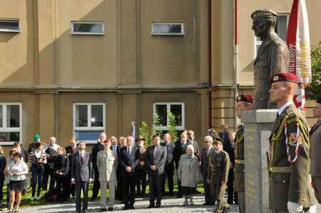Z pietního ceremoniálu u příležitosti odhalení pomníku armádnímu generálu Tomáši Sedláčkovi, jehož životním motem bylo "Vydržet!" To je ostatně také napsáno na samotném podstavci. Navíc je v útrobách podstavce ukryt vzkaz příštím generacím se jmény všech, kteří na pomník této osobnosti přispěli