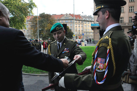 V průběhu slavnostního zahájení výstavy pokřtili generálové 3. vydání knihy plukovníka Eduarda Stehlíka (na snímku uprostřed) s názvem Srdce armády
