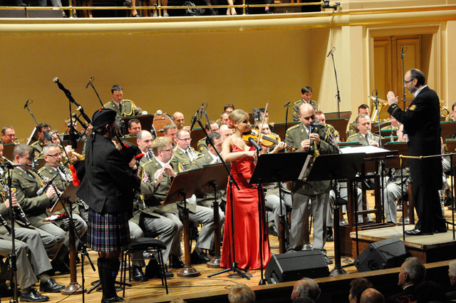 Instrumentální sólisté Václav Rout (dudy), Veronika Panochová (housle) a npor. Jan Novotný (irská flétna) při skladbě Trevora Jonse z filmu Poslední mohykán