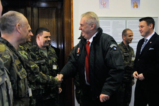 Prezident republiky Miloš Zeman se pozdravil s příslušníky štábu pluku
