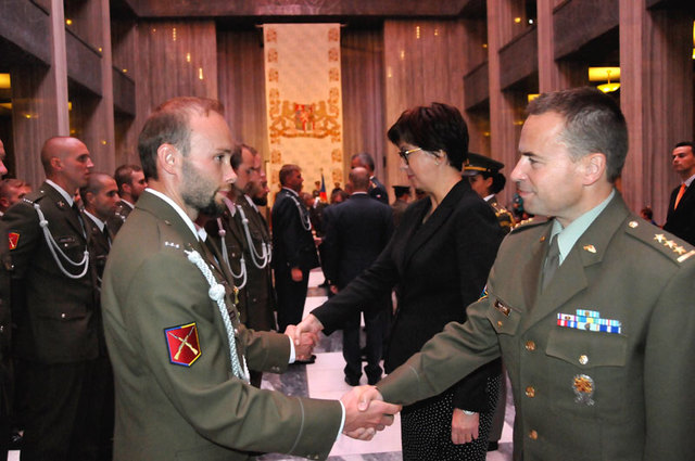 Spolu s náměstkyní Alenou Netolickou předával ocenění také plukovník gšt. Tomáš Špok z GŠ AČR