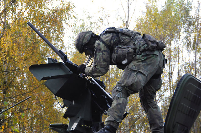 Na správném založení pásu s náboji do kulometu, kterému vojáci říkají fifty-cal, záleží správné a účinné vedení palby