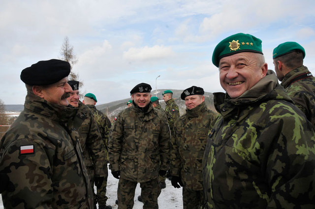 Pravá dělostřelecká soutěž se líbila i velitelům - plukovníkům Pawlu Świtalskemu (vlevo) i domácímu Ivanu Mrázovi