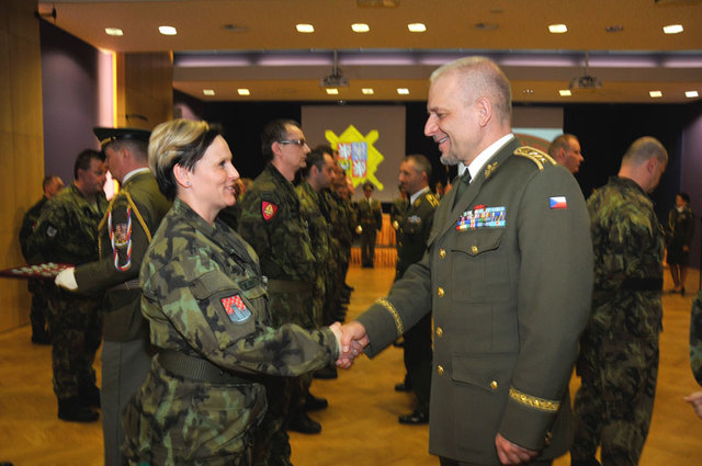 K udělení pamětního odznaku blahopřeje generál Baloun rotmistryni Kamile Botkové z KVV Olomouc