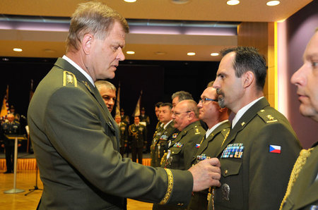 Mezi vyznamenanými, kteří obdrželi čestný odznak AČR Za zásluhy  III. stupně byl také velitel 41. mechanizovaného praporu ze Žatce Jiří Líbal