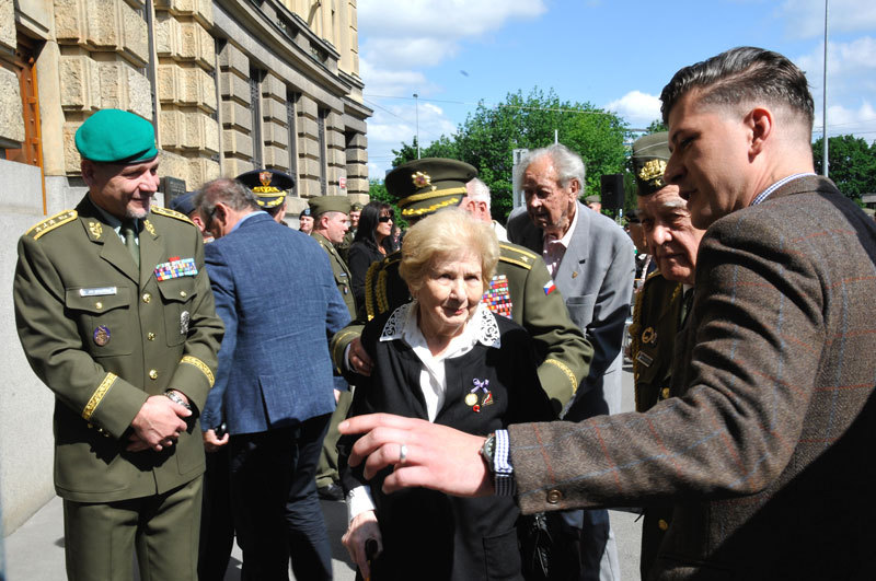 Kurátor Vojenského historického ústavu v Praze Zdeněk Špitálník provedl čestné hosty výstavy jejími jednotlivými panely
