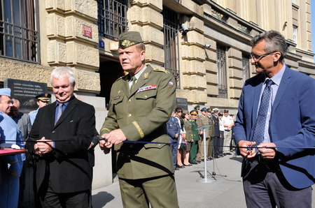 Slavnostní zahájení výstavy symbolickým přestřižením pásky - zleva: Ivo Pejčoch, armádní generál Josef Bečvář a Prokop Tomek