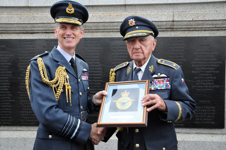 Velitel RAF Air Marshal Sir Stephen Hillier daroval válečnému pilotovi generálu Emilu Bočkovi svou plaketu