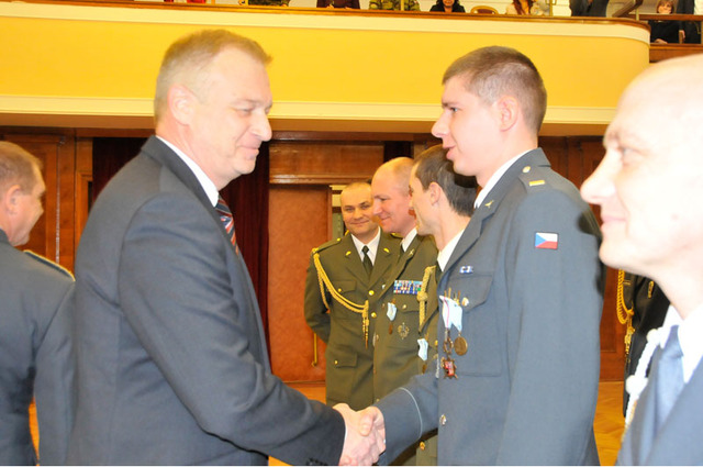 Blahopřání jednomu z oceněných od ministra obrany ČR Vlastimila Picka
