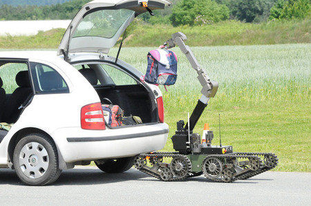 Ke slovu se dostal speciální robot, který zavazadlo vyzvedl z automobilu a dopravil do bezpečí